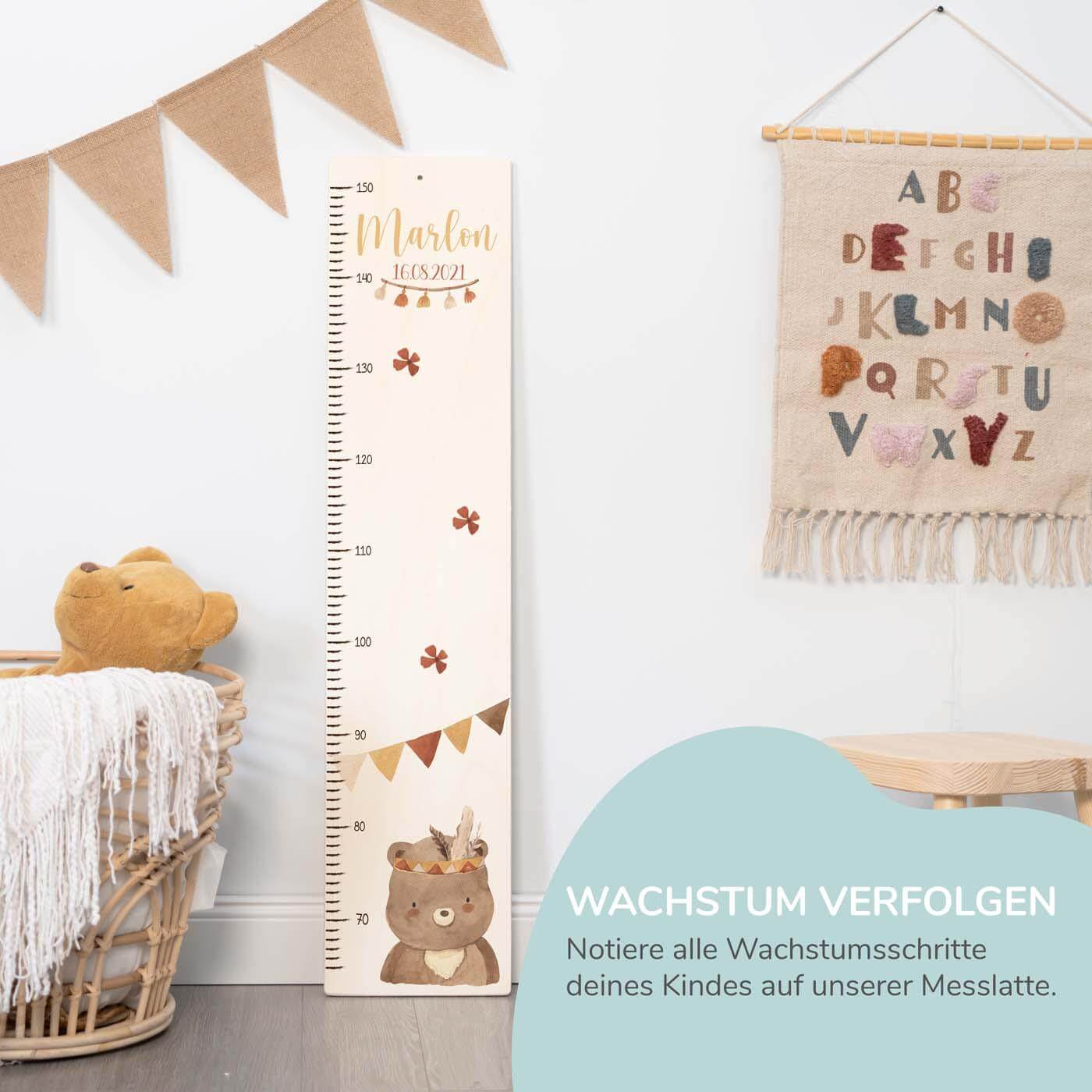 handgefertigte messlatte aus aluverbund und holz mit bär boho motiv