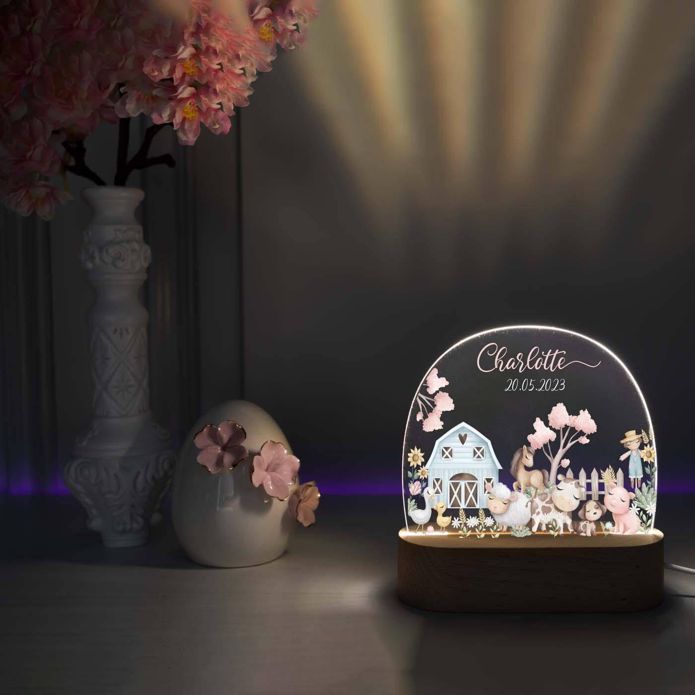 nahaufnahme der nachtlampe mit bauernhof motiv