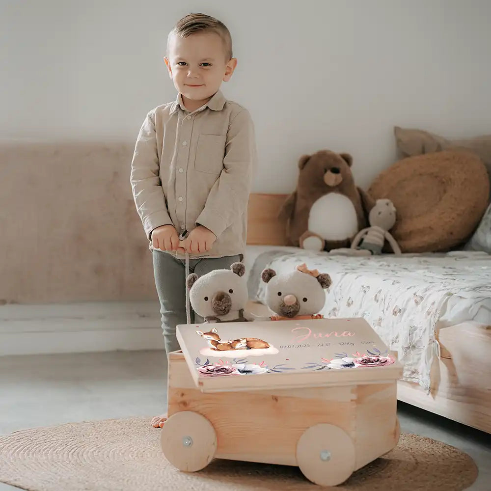 Spielzeugkiste mit Rädern personalisiert - Mama Reh