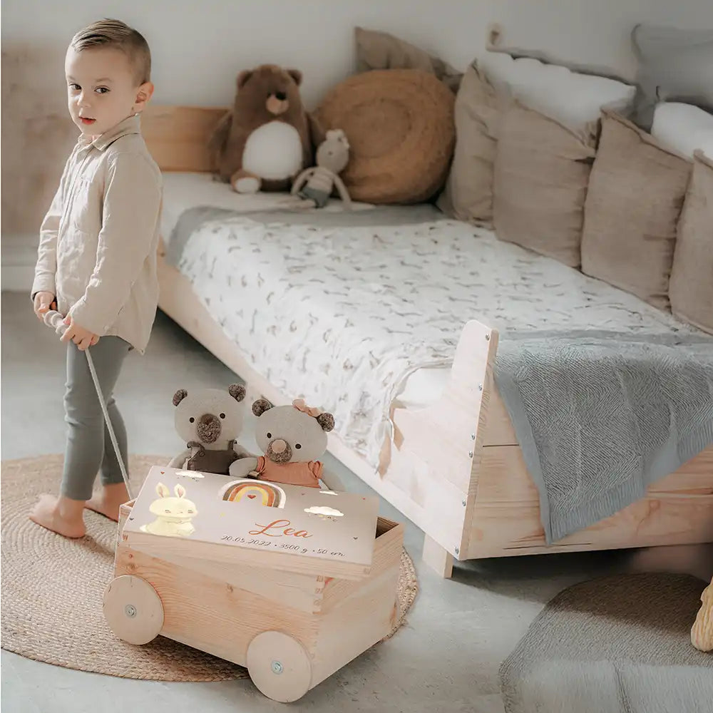 Spielzeugkiste mit Rädern personalisiert - Häschen mit Regenbogen