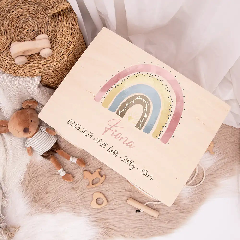 Spielzeugkiste mit Rädern personalisiert - Regenbogen