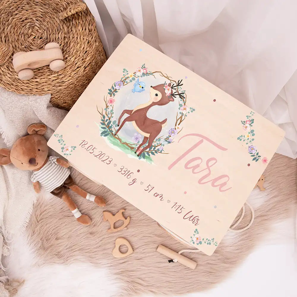 Spielzeugkiste mit Rädern personalisiert - Reh Gravur