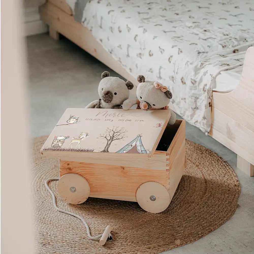 Spielzeugkiste mit Rädern personalisiert - Tipi