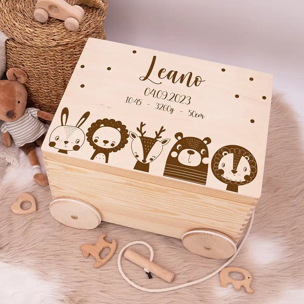 Spielzeugkiste mit Rädern personalisiert - Safari Tiere Gravur