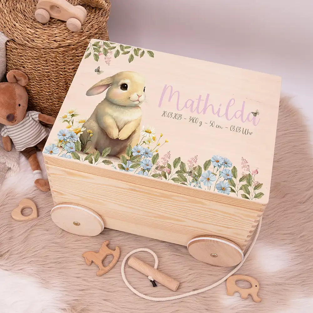 Spielzeugkiste mit Rädern personalisiert - Häschen
