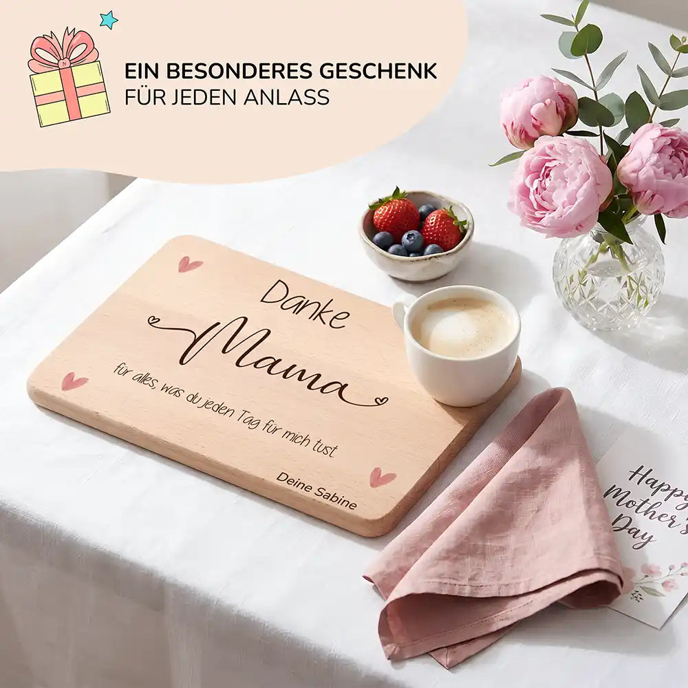Personalisiertes Frühstücksbrettchen Muttertag Danke Mama Herzen – Lifestyle-Szene zum Muttertag