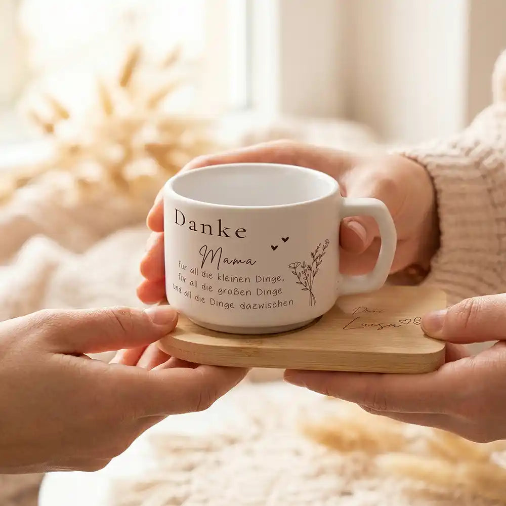 Kaffeetasse personalisiert Muttertag Danke Mama mit Wildblumenstrauß – made in Hamburg