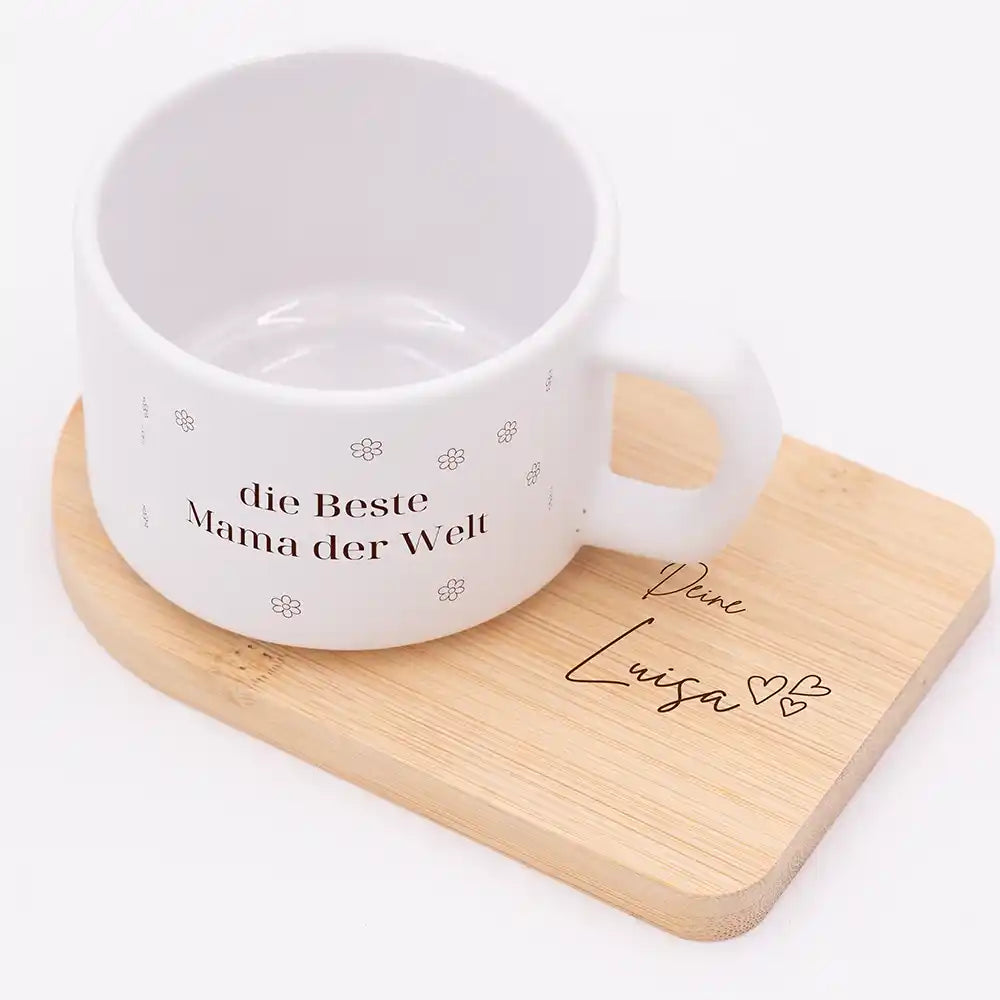 Muttertagsgeschenk Keramikbecher Beste Mama Blümchen – matter Keramikbecher personalisiert mit Bambus-Untersetzer Gravur
