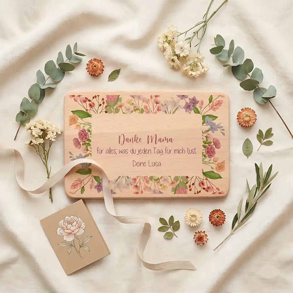 Personalisiertes Frühstücksbrettchen Muttertag Danke Mama Blütenrahmen – Geschenkszene auf gedecktem Tisch