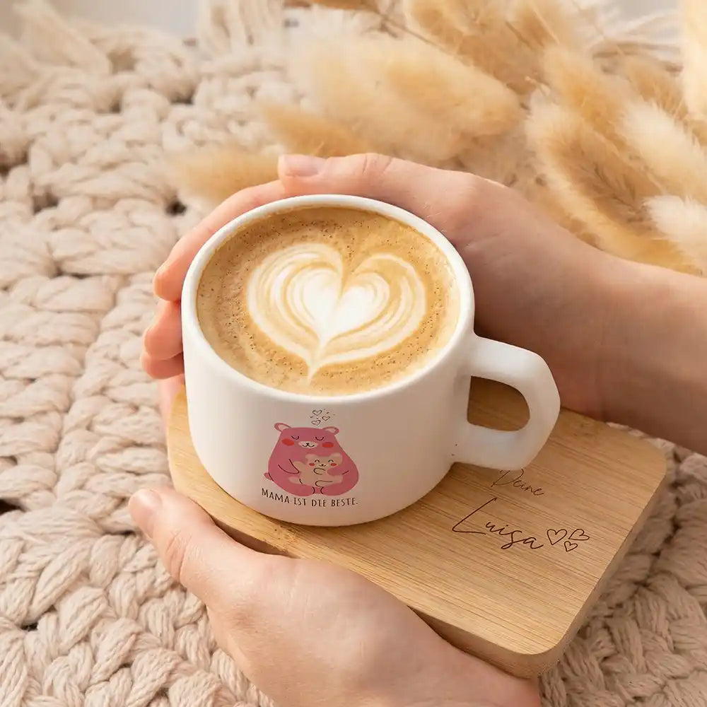 Muttertagsgeschenk personalisiert – Keramiktasse Bär Mama & Kind mit Bambus-Untersetzer