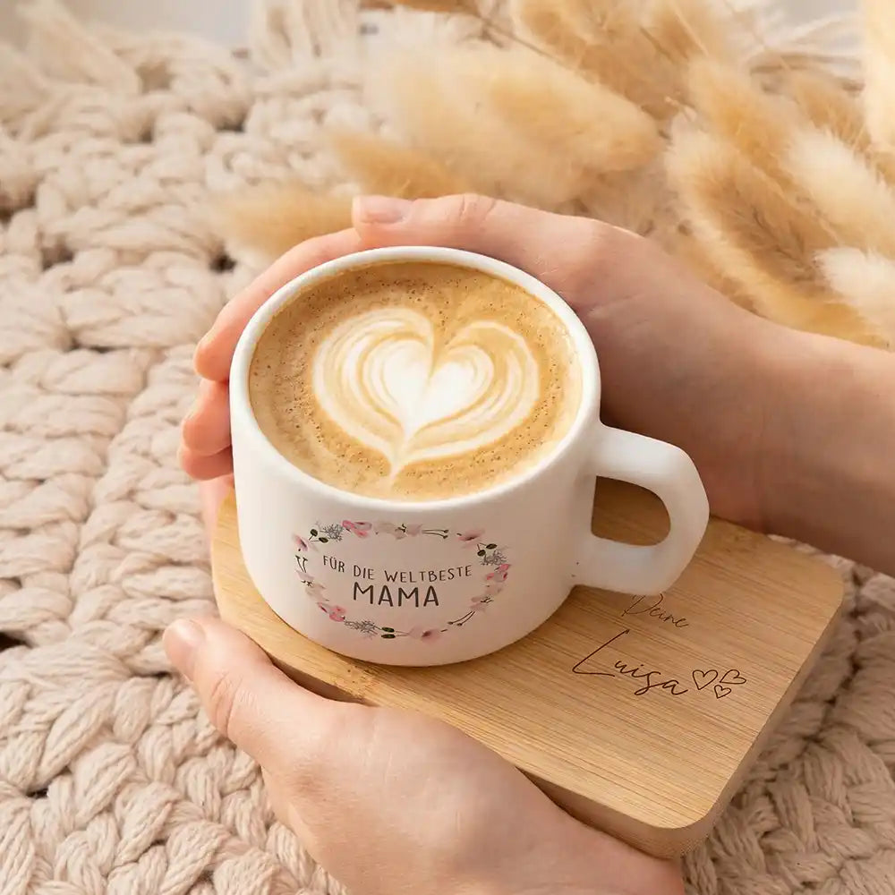 Muttertagsgeschenk personalisiert – Keramiktasse Blumenkranz Weltbeste Mama mit Bambus-Untersetzer