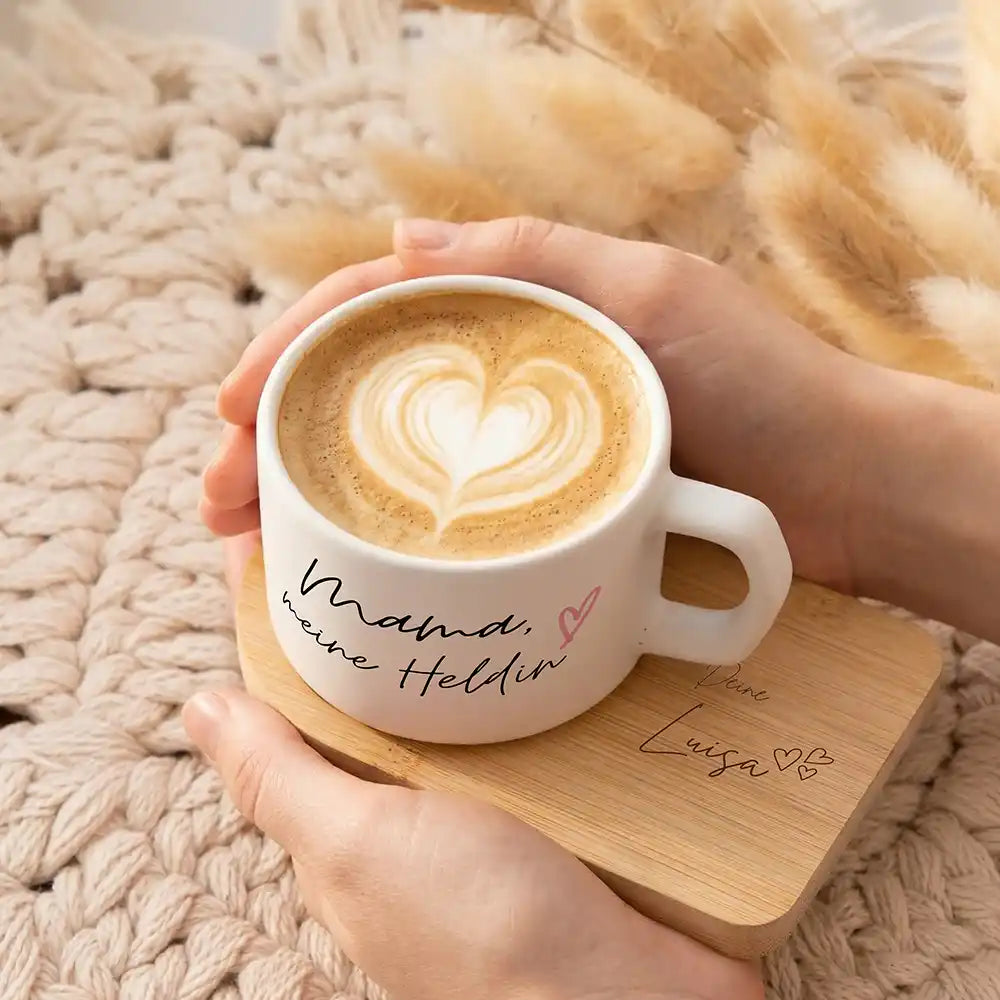 Muttertagsgeschenk personalisiert – Keramiktasse Mama meine Heldin mit Bambus-Untersetzer