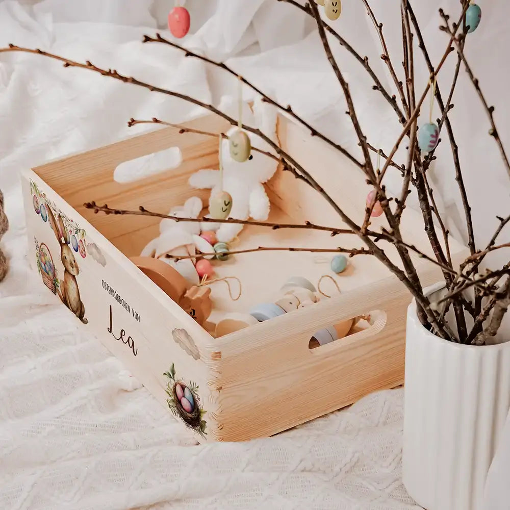 Osterkiste Holz personalisiert - Hase im Eierwunderland