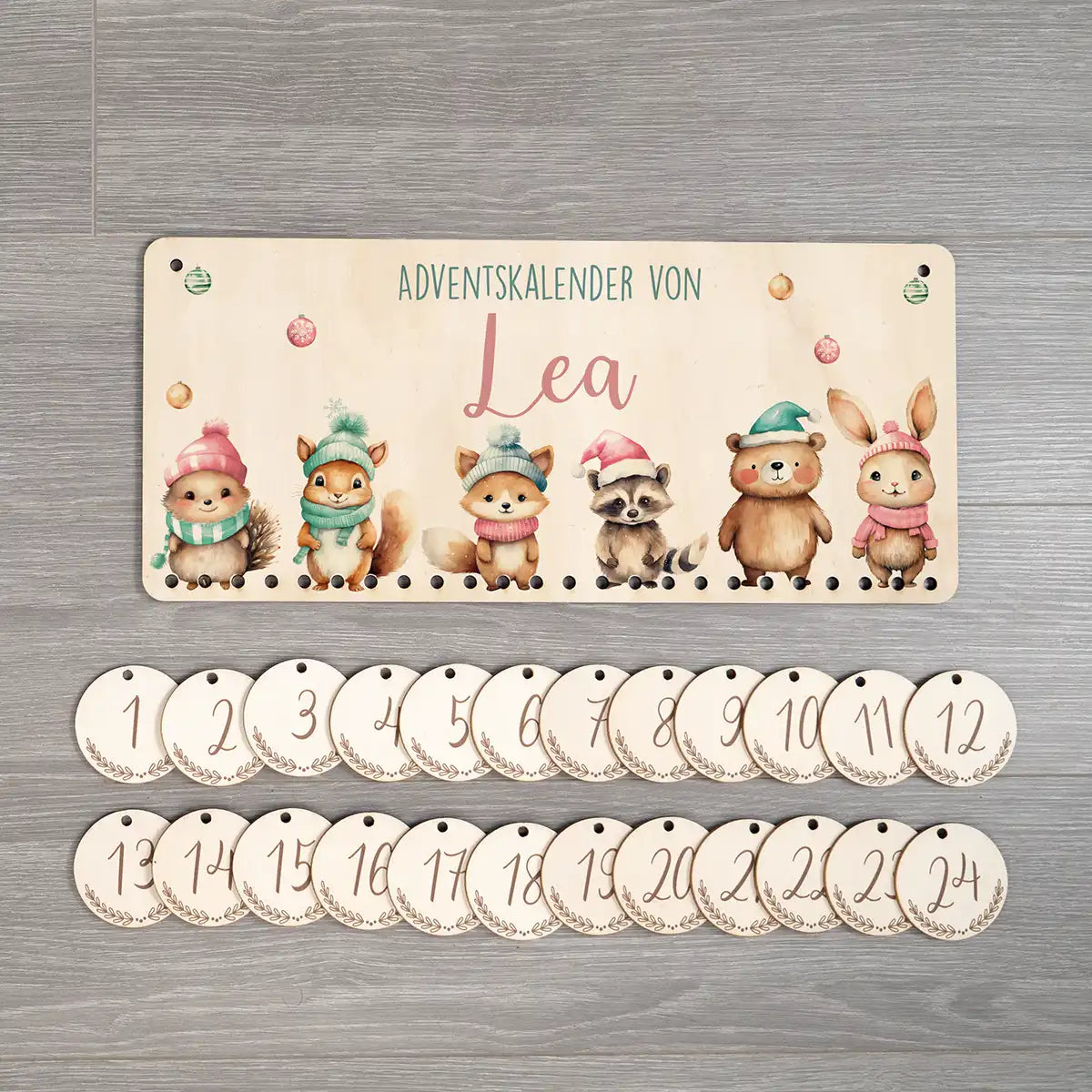 Personalisierbarer Adventskalender farbig - Weihnachtliche Tierfamilie