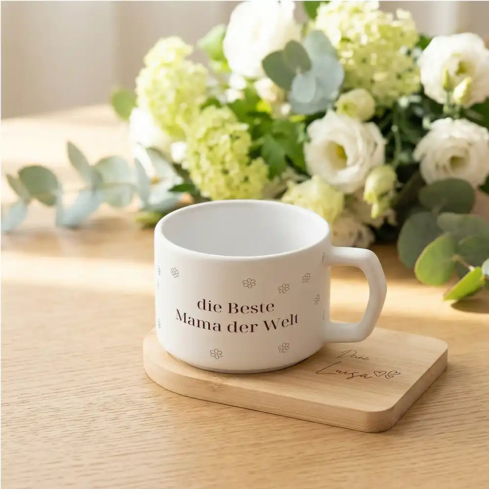 Personalisiertes Geschenk Mama – Keramikbecher Beste Mama Blümchen mit Untersetzer