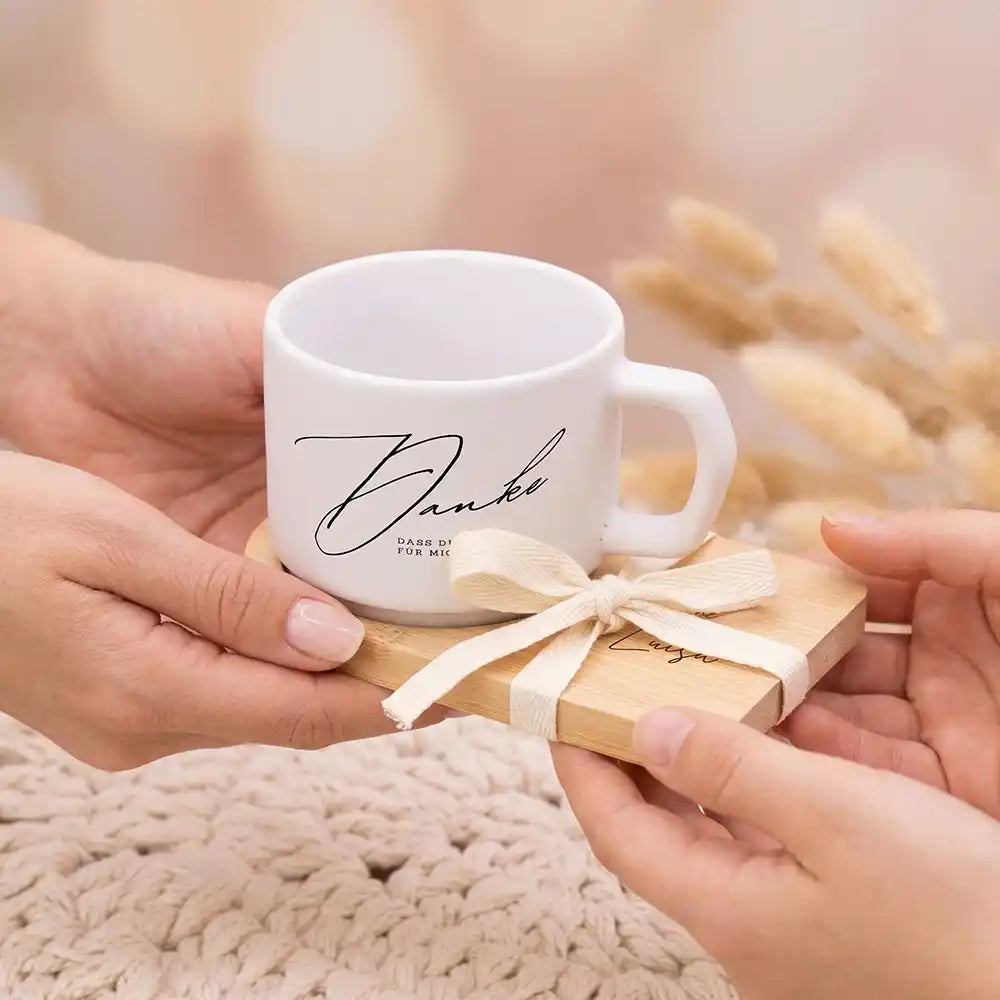 Tasse mit Wunschnamen Mama Danke – immer für mich da – Keramik mit Bambus-Untersetzer