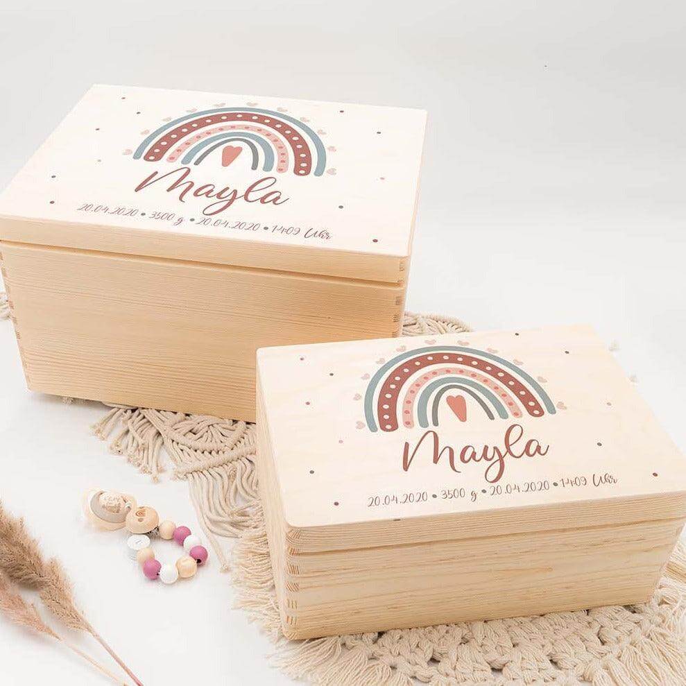 Kind mit personalisierter Holzbox "Layla" - Erinnerungskiste Geburt mit pastellfarbenem Regenbogen-Design und Geburtsdaten graviert
