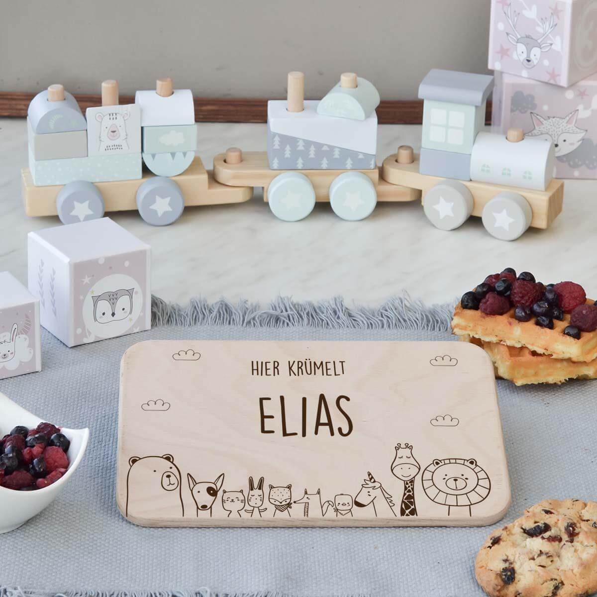 personalized breakfast board with tierfamilie engraving